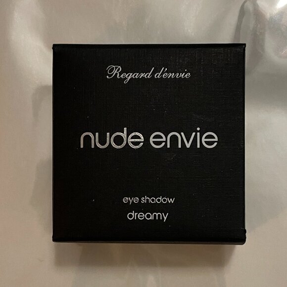 NUDE ENVIE Dreamy Eyeshadow in a Silver Mirror Compact Brand New in Box NWT - Picture 3 of 4